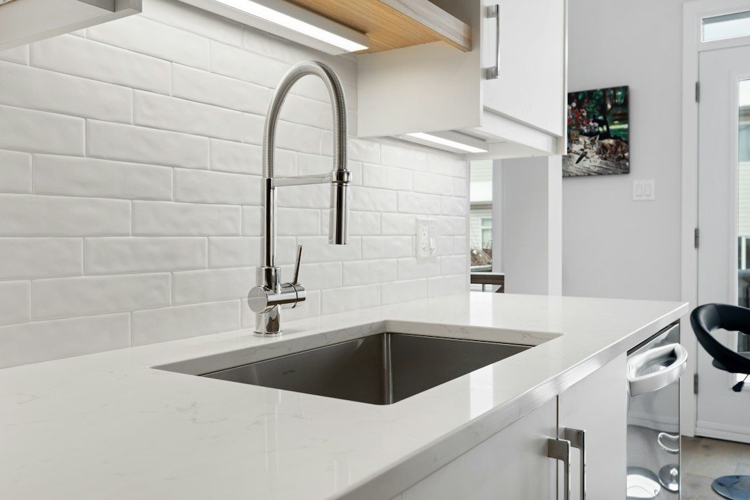 LA Kitchens: Quartz vs. Quartzite Durability & Cost